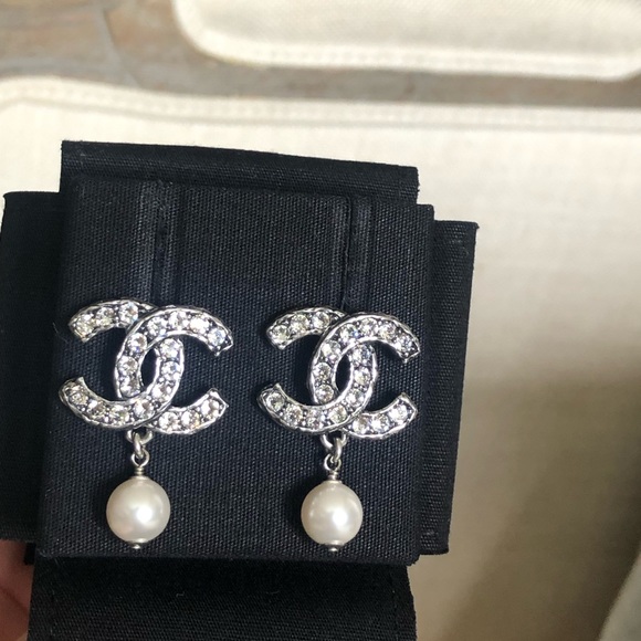 NEW Classic Chanel CC earrings with crystals and pearls - Picture 10 of 11
